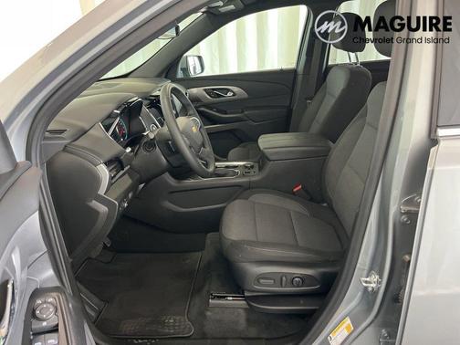 Sterling Gray Metallic 2023 Chevrolet Traverse LT Cloth