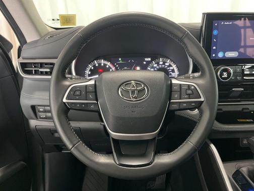 Gray 2024 Toyota Highlander XLE