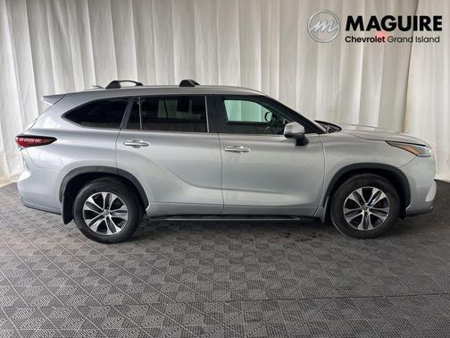 Gray 2024 Toyota Highlander XLE