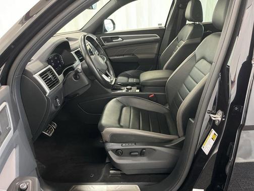 Deep Black Pearl Effect 2022 Volkswagen Atlas Cross Sport 3.6L V6 SEL Premium R-Line