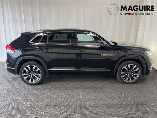 Deep Black Pearl Effect 2022 Volkswagen Atlas Cross Sport 3.6L V6 SEL Premium R-Line