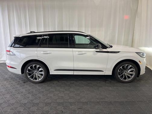 White Metallic 2025 Lincoln Aviator Premiere
