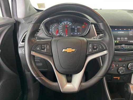 Mosaic Black Metallic 2022 Chevrolet Trax LT