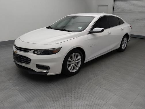 White 2018 Chevrolet Malibu LT