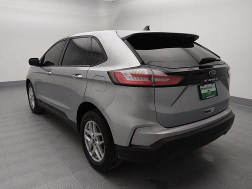 Iconic Silver Metallic 2021 Ford Edge SE
