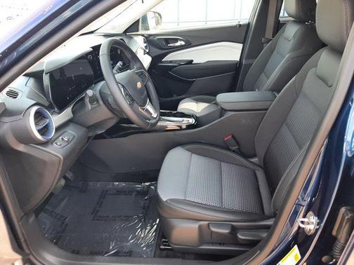 Blue Glow Metallic 2024 Chevrolet Trax LT