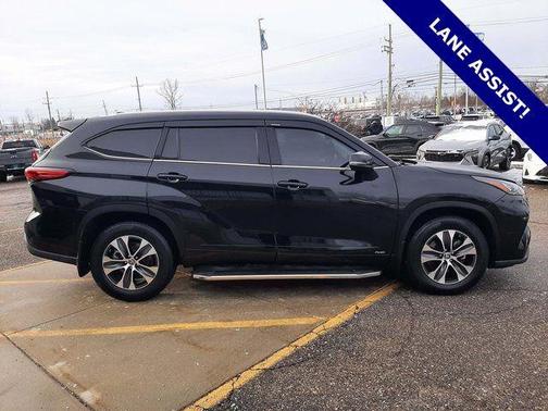 2022 Toyota Highlander Hybrid XLE