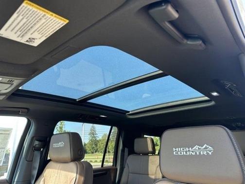 2025 Chevrolet Suburban 4WD High Country