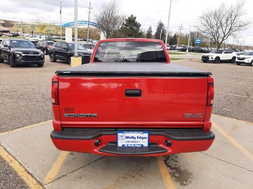 Fire Red 2001 GMC Sonoma SLS