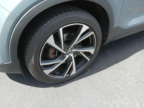 Thunder Grey Metallic 2022 Volvo XC40 T5 R-Design