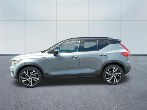 Thunder Grey Metallic 2022 Volvo XC40 T5 R-Design
