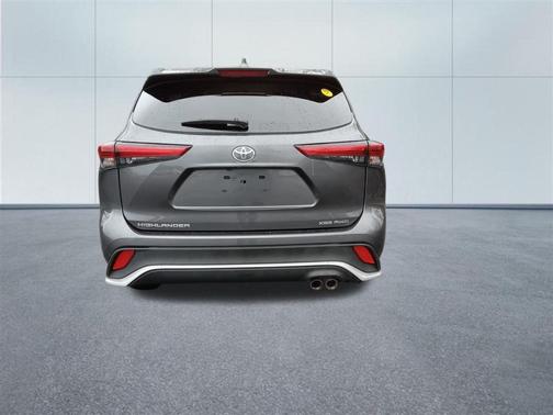 Magnetic Gray Metallic 2023 Toyota Highlander XSE