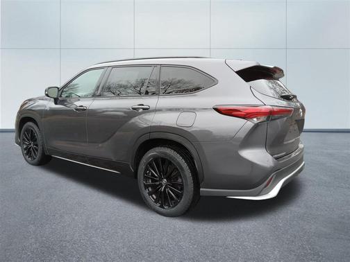 Magnetic Gray Metallic 2023 Toyota Highlander XSE