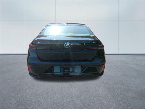 Black Sapphire Metallic 2026 BMW 740 xDrive