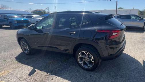 Mosaic Black Metallic 2025 Chevrolet Trax LT