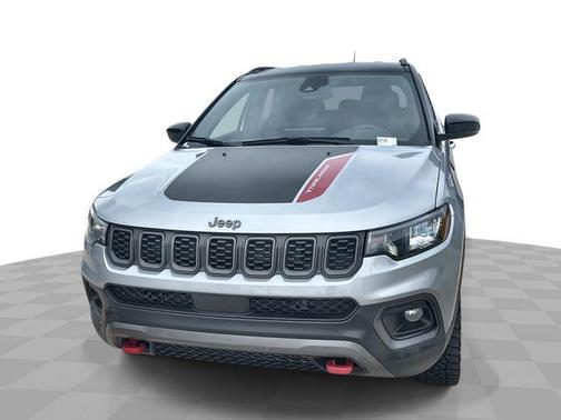 Silver Zynith Metallic Clearcoat 2025 Jeep Compass Trailhawk