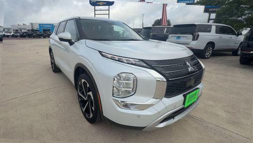 White 2023 Mitsubishi Outlander SE