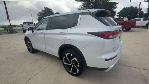 White 2023 Mitsubishi Outlander SE