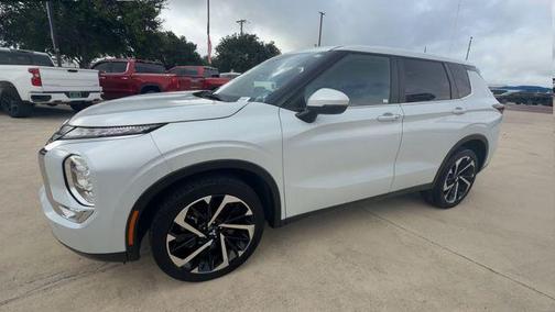 White 2023 Mitsubishi Outlander SE
