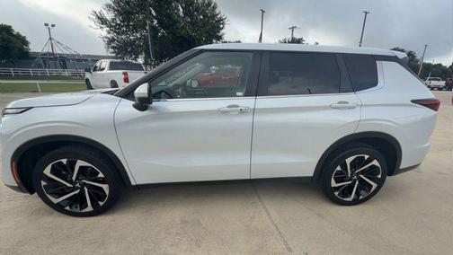White 2023 Mitsubishi Outlander SE