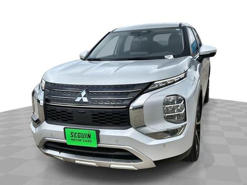 White 2023 Mitsubishi Outlander SE