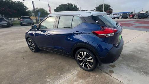 Deep Blue Pearl/Fresh Powder 2018 Nissan Kicks SV