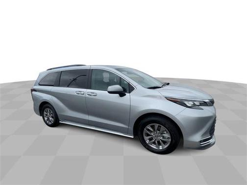 2024 Toyota Sienna XLE 8 Passenger