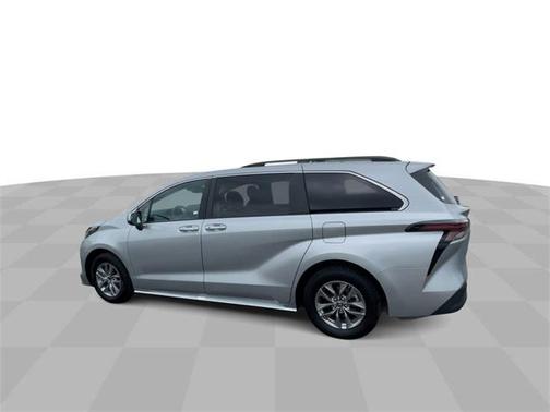 2024 Toyota Sienna XLE 8 Passenger