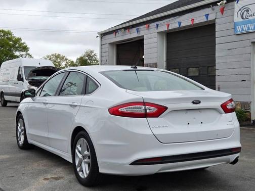 White 2013 Ford Fusion SE