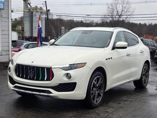 Bianco 2017 Maserati Levante S