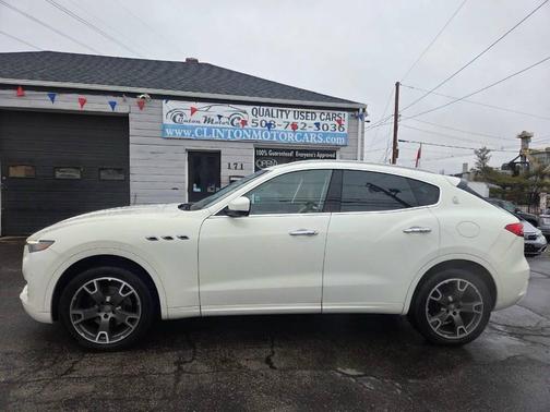 Bianco 2017 Maserati Levante S