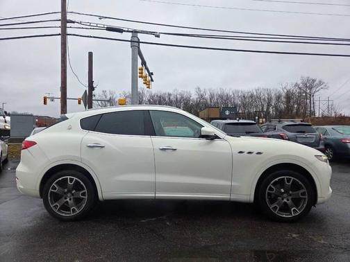 Bianco 2017 Maserati Levante S