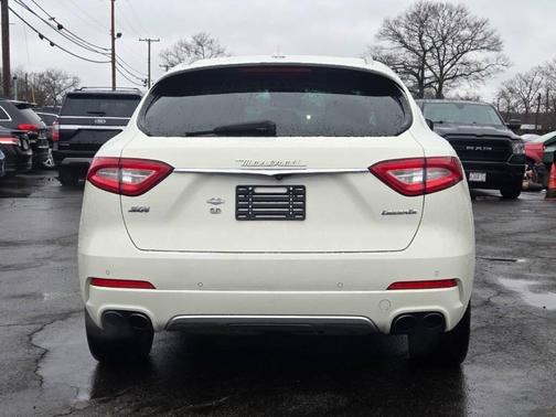 Bianco 2017 Maserati Levante S