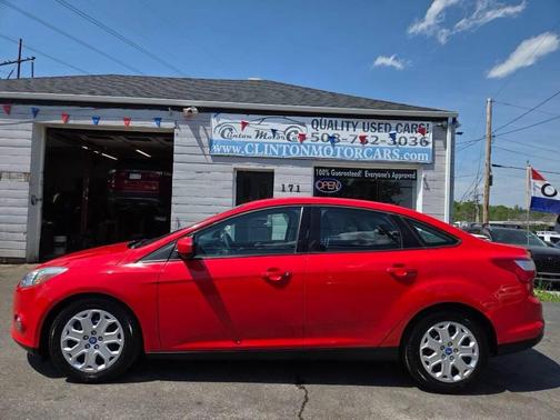 Red 2012 Ford Focus SE