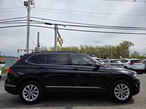 Deep Black Pearl Metallic 2018 Volkswagen Tiguan 2.0T SE 4MOTION