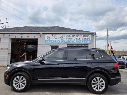 Deep Black Pearl Metallic 2018 Volkswagen Tiguan 2.0T SE 4MOTION