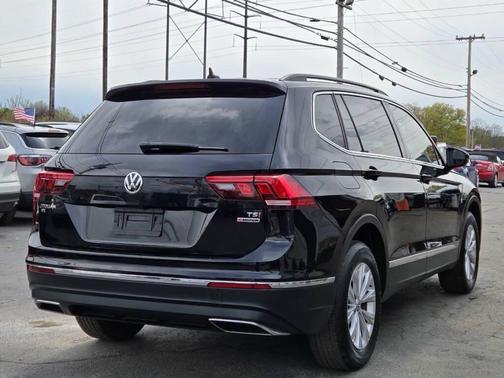 Deep Black Pearl Metallic 2018 Volkswagen Tiguan 2.0T SE 4MOTION
