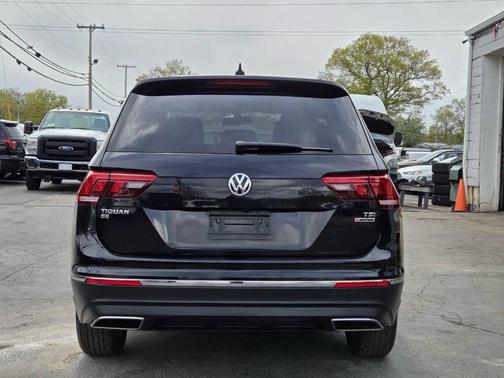 Deep Black Pearl Metallic 2018 Volkswagen Tiguan 2.0T SE 4MOTION