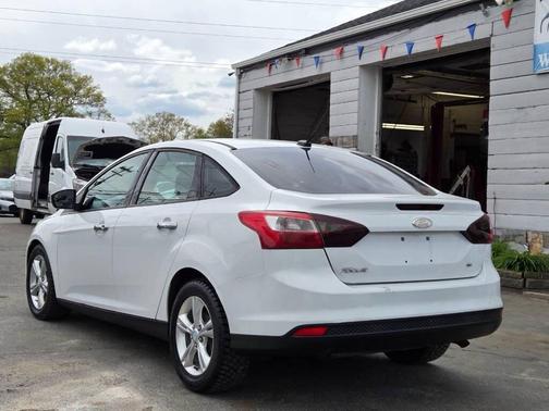 Oxford White 2013 Ford Focus SE