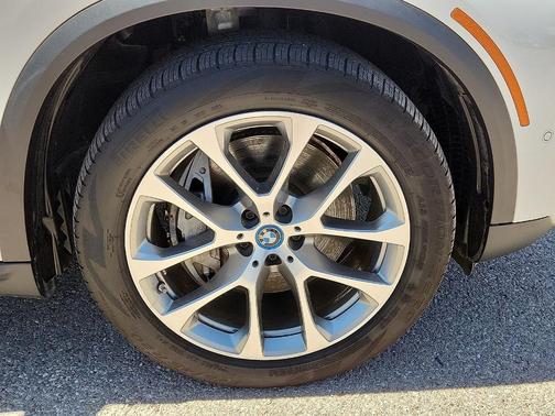 Alpine White 2025 BMW X5 PHEV xDrive50e
