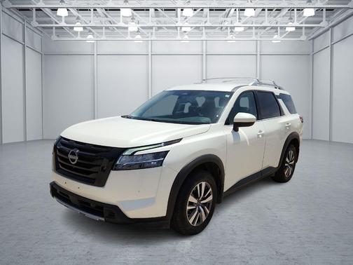 White 2023 Nissan Pathfinder SL