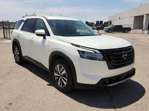 White 2023 Nissan Pathfinder SL