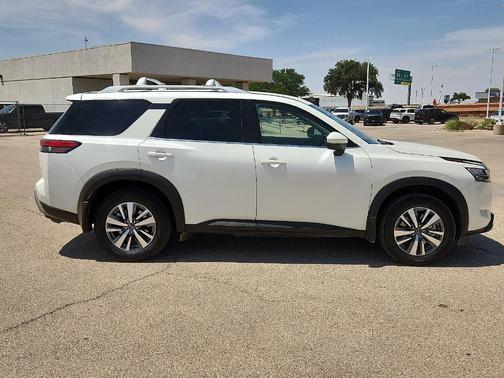 White 2023 Nissan Pathfinder SL