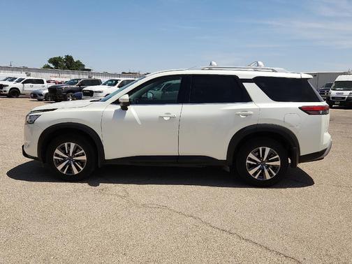 White 2023 Nissan Pathfinder SL