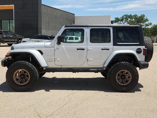 Silver Zynith 2022 Jeep Wrangler Unlimited Sahara