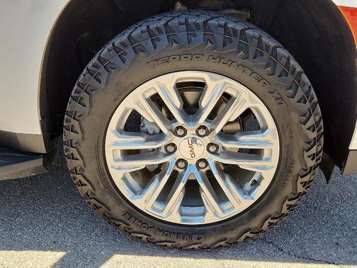White Frost Tri-Coat 2023 GMC Yukon SLT