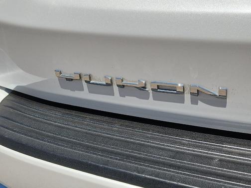 White Frost Tri-Coat 2023 GMC Yukon SLT
