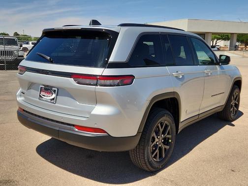 Silver Zynith 2026 Jeep Grand Cherokee Laredo