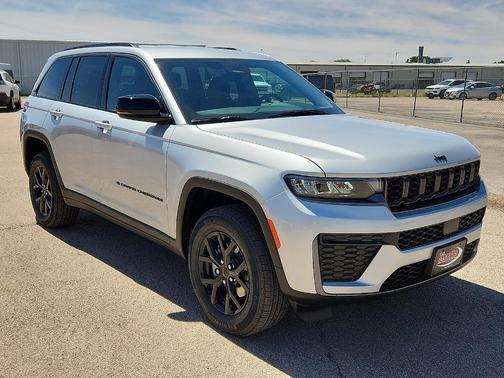Silver Zynith 2026 Jeep Grand Cherokee Laredo