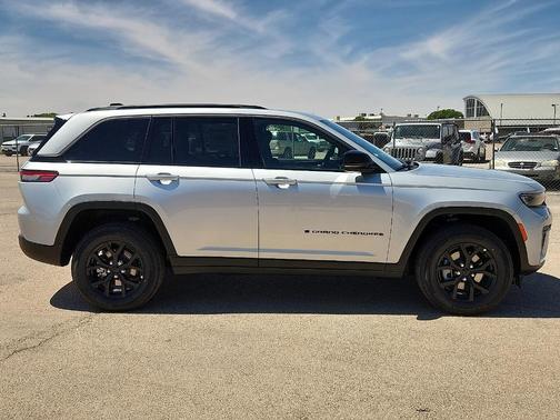 Silver Zynith 2026 Jeep Grand Cherokee Laredo